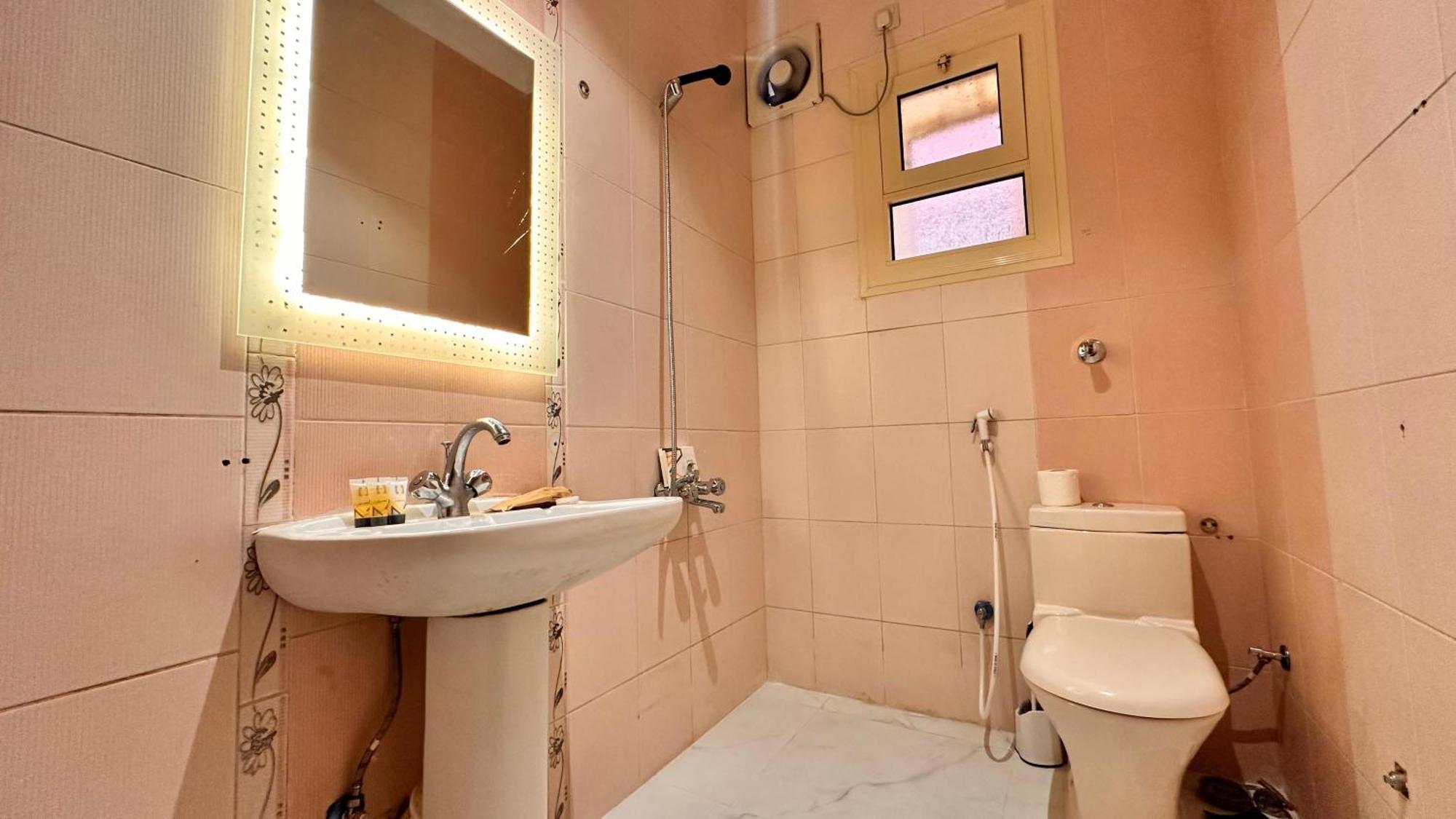فاخر بغرفتي نوم قريب المسجد النبوي 205 دخّول ذاتي Self Check In Appartement *